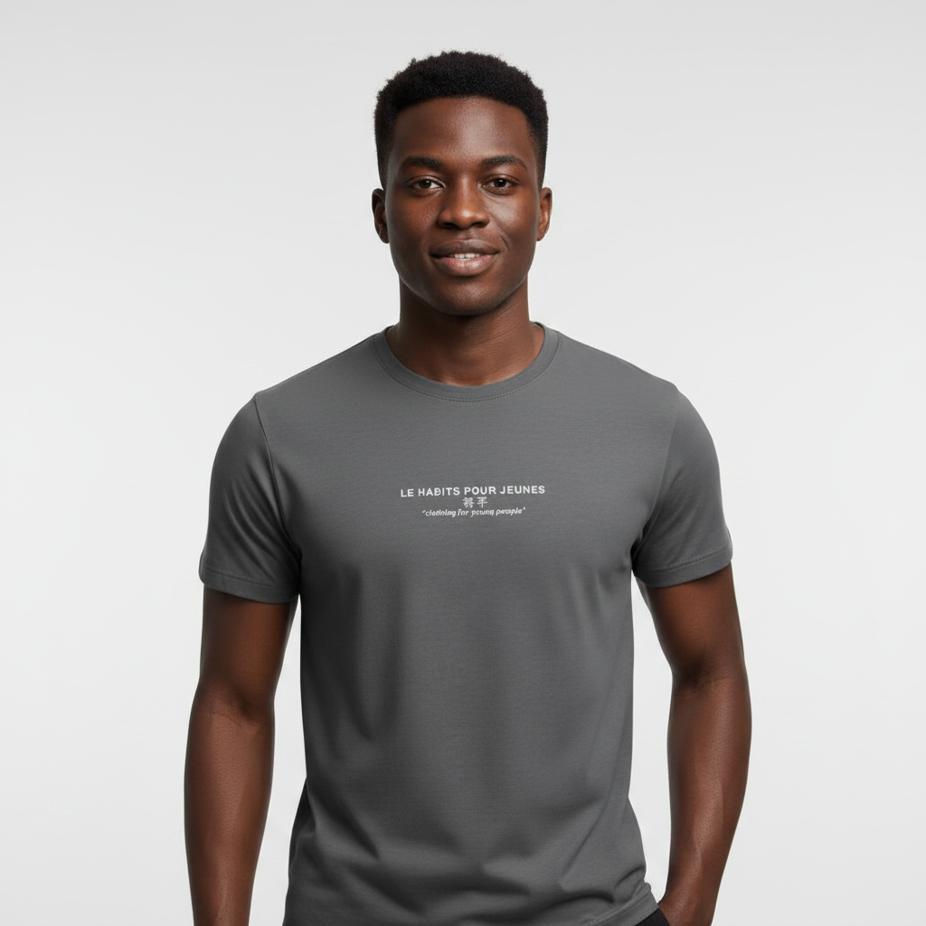 Le Habits Pour Jeunes Graphic Tee – Model Front View